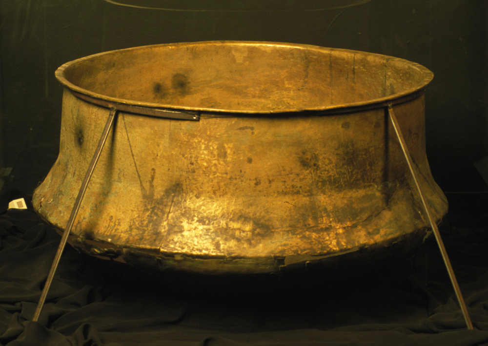 An iron cauldron from the Viking age found on Bjarkøy